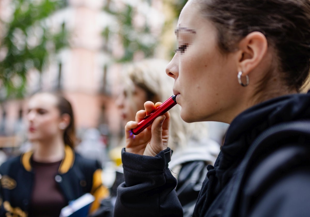 Adolescentes fumando vapeadores a las afueras de un Instituto en Malasaña