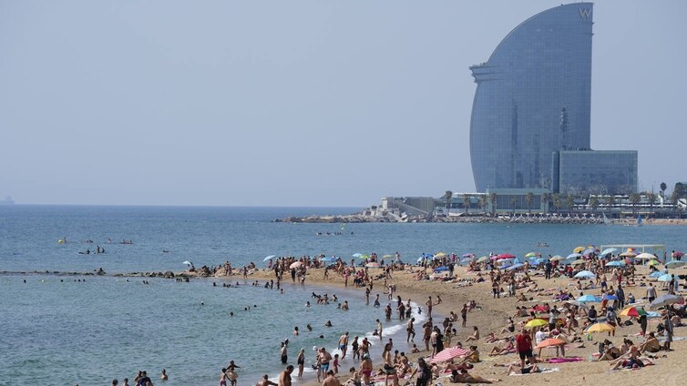 La sequía en Semana Santa: empieza la temporada en las playas de Barcelona con las duchas fuera de servicio