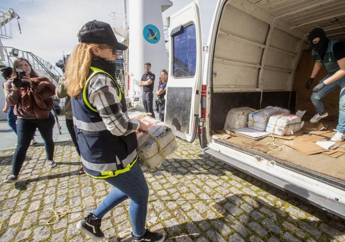 Un alijo de droga incautada en alta mar, a 500 millas de las Islas Canarias, llega al puerto de Vigo