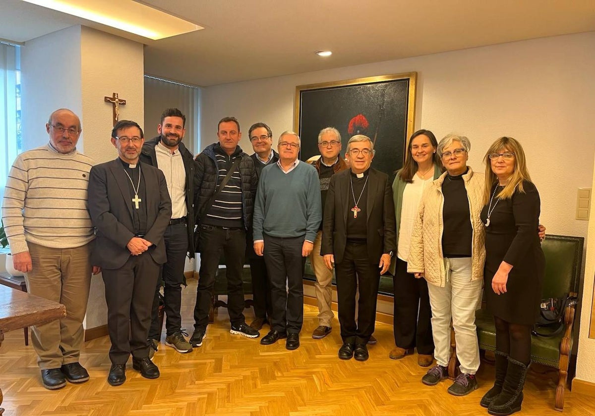 El cardenal Cobo, segundo por la izquierda, y el presidente de los obispos, Luis Argüello, cuarto por la derecha, junto al grupo de víctimas y religiosos tras la reunión de este lunes en la sede de la Conferencia Episcopal