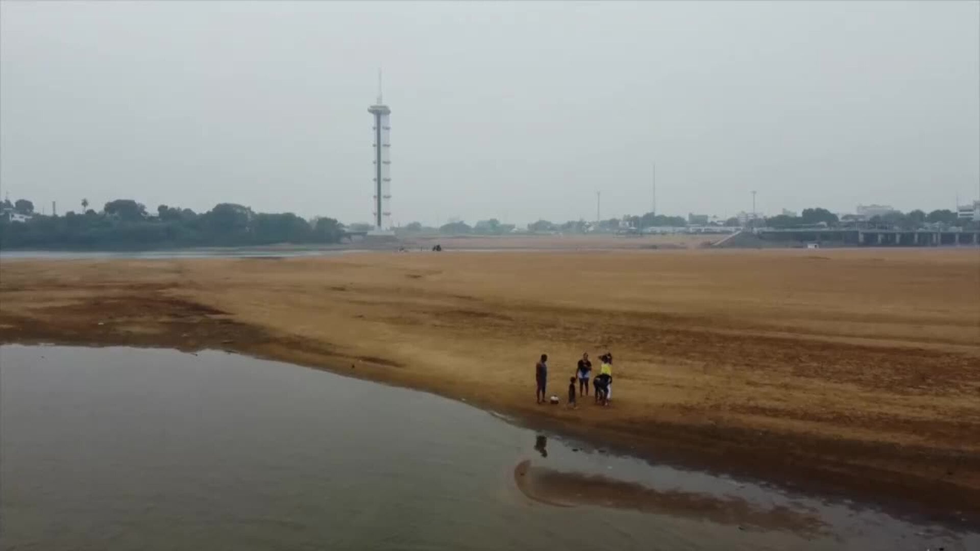 La sequía en la Amazonía brasileña reduce el caudal del río Branco a mínimos históricos