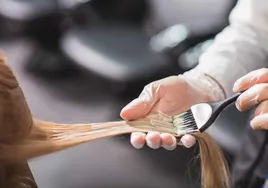 Una mujer de 26 años es hospitalizada por insuficiencia renal tras usar una crema para el cabello