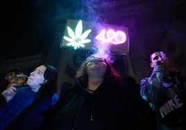 Los fumadores festejan y los médicos ponen el grito en el cielo: las dos caras de la legalización del cannabis en Alemania