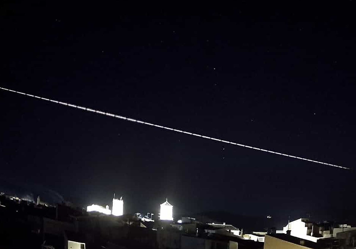 Un bólido artificial, posiblemente un misil balístico, sobrevoló el este de España hasta perderse en el mar este sábado