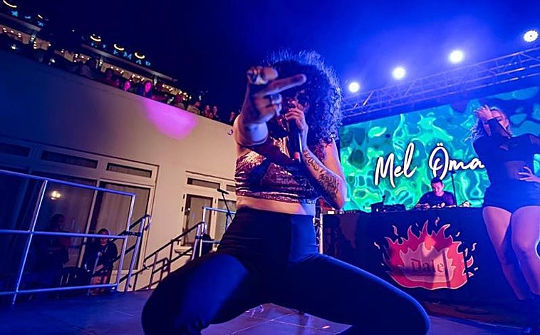 Imagen principal - En la imagen principal, una actuación en el 'Festival del Perreo Feminista'. Debajo, dos cartelesde un taller de hornazo y de una cata de chocolates, con el logo del Pacto de Estado contra la violencia de género