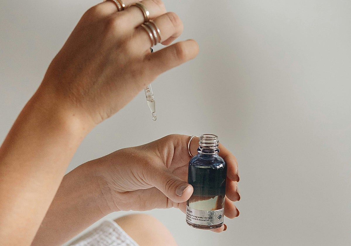 Alerta sanitaria: retiran un serum de una famosa marca de maquillaje por contaminación bacteriana