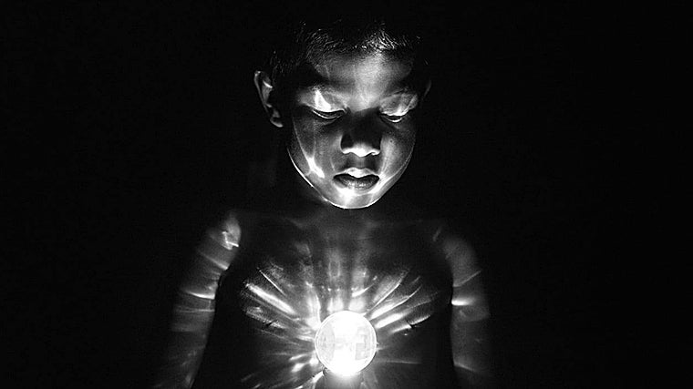 Jaynard, que es daltónico, juega con una luz de discoteca que De Wilde se trajo de Bélgica