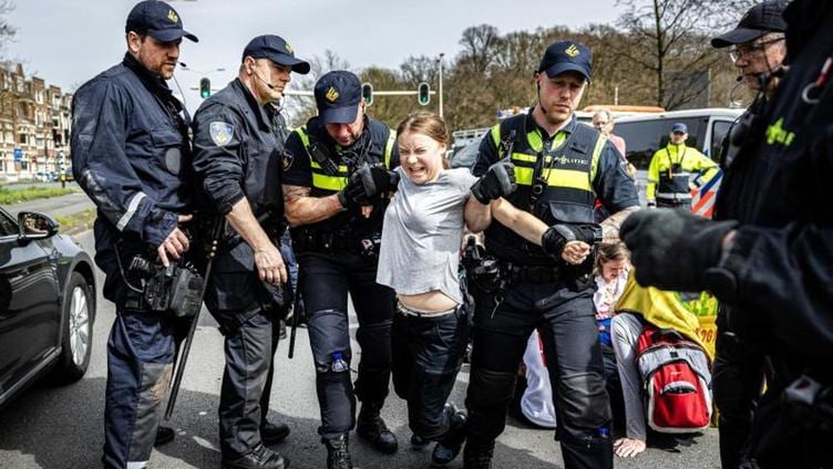 Detienen a la activista medioambiental Greta Thunberg durante una protesta en La Haya