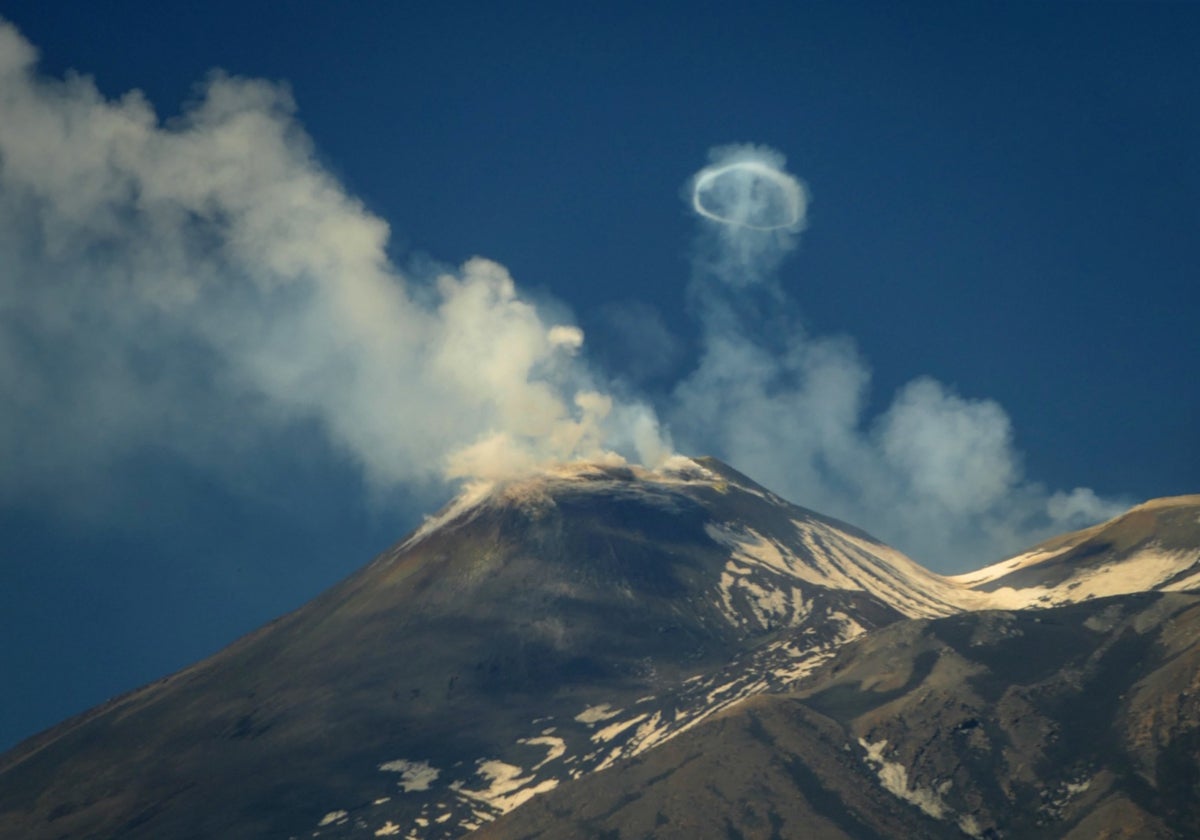 El volcán italiano Etna, el más activo del continente europeo, expulsa a la atmósfera numerosos «anillos» de humo, un fenómeno «extraordinario» que pudo verse desde las inmediaciones del cráter y la ciudad siciliana de Catania