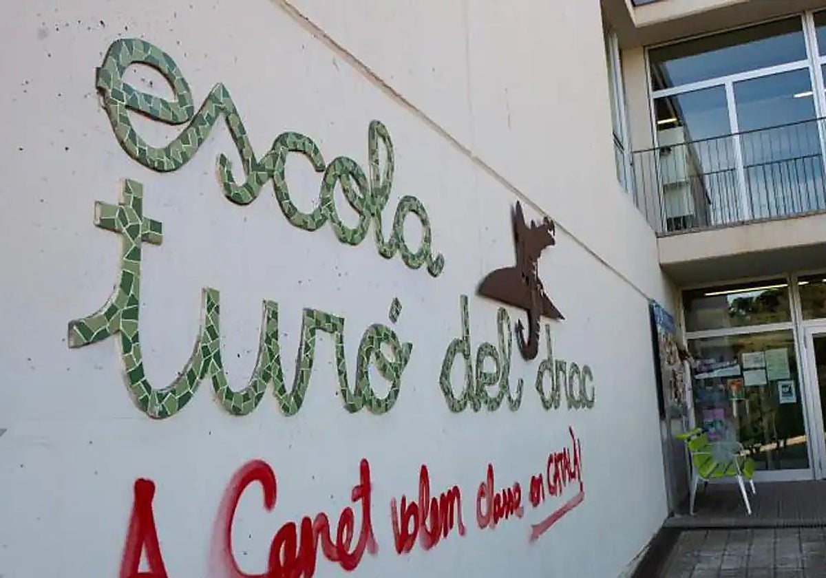 Exterior de la escuela Turó del Drac, de Canet de Mar (Barcelona)