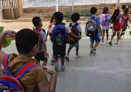 Una campaña del Govern catalán aconseja pedir al pediatra que no trate a los niños en español