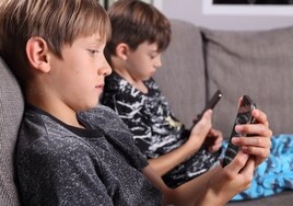 Reino Unido plantea prohibir la venta de teléfonos móviles a menores de 16 años
