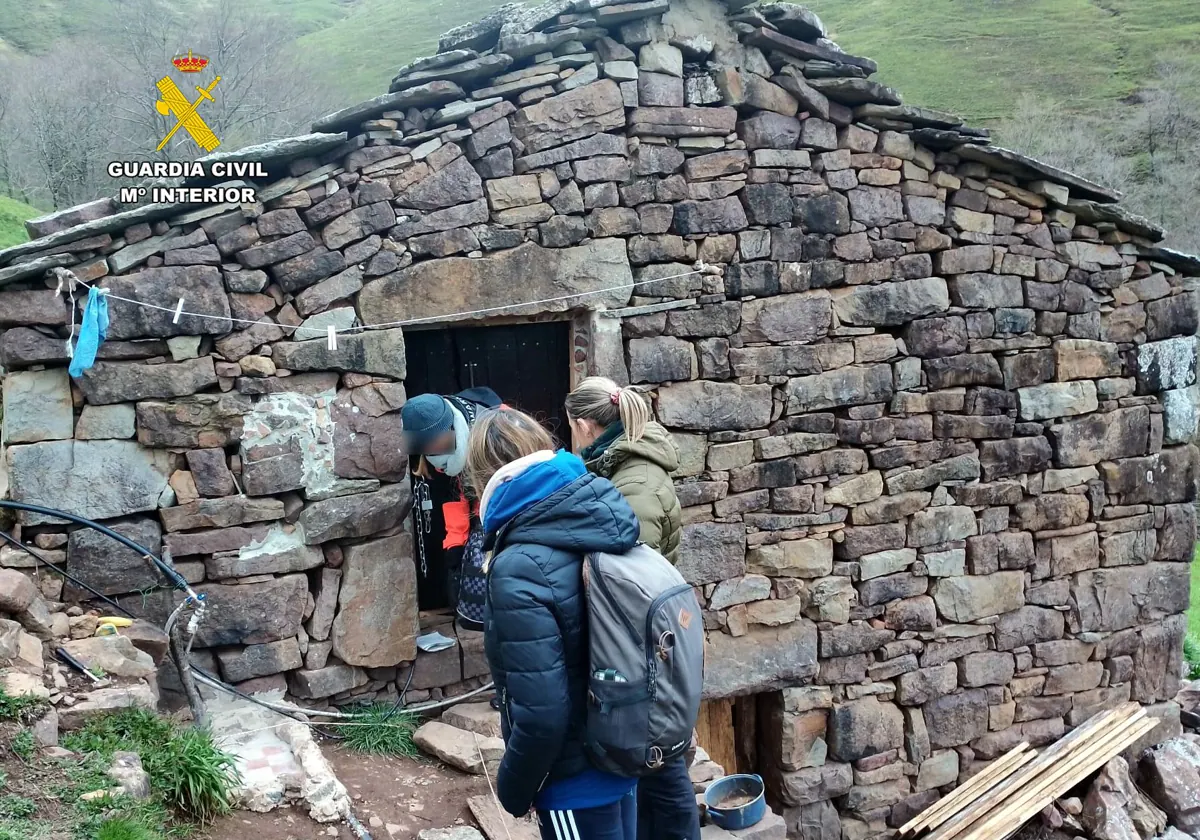 Aislados en una cabaña, sin agua y sin luz: así vivió una mujer finlandesa  en busca y captura con su hijo en la montaña de Cantabria