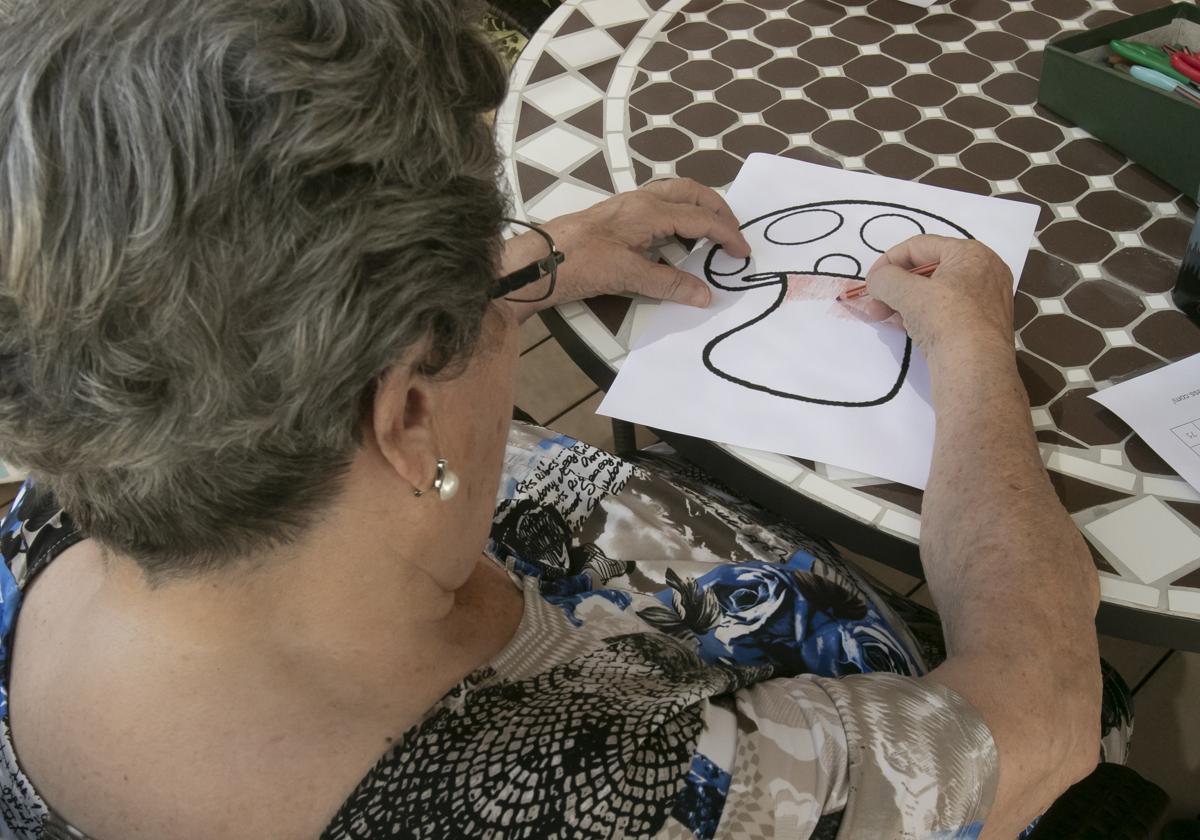 Imagen de archivo de una mujer dibujando.