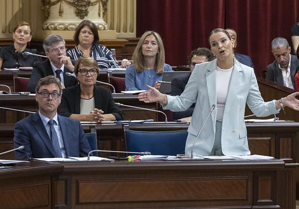 La presidenta de Baleares interviene en el Parlamento balear