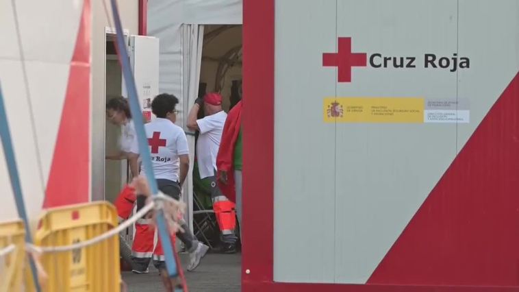 Salvamento Marítimo acompaña a El Hierro a un cayuco ocupado por 124 personas