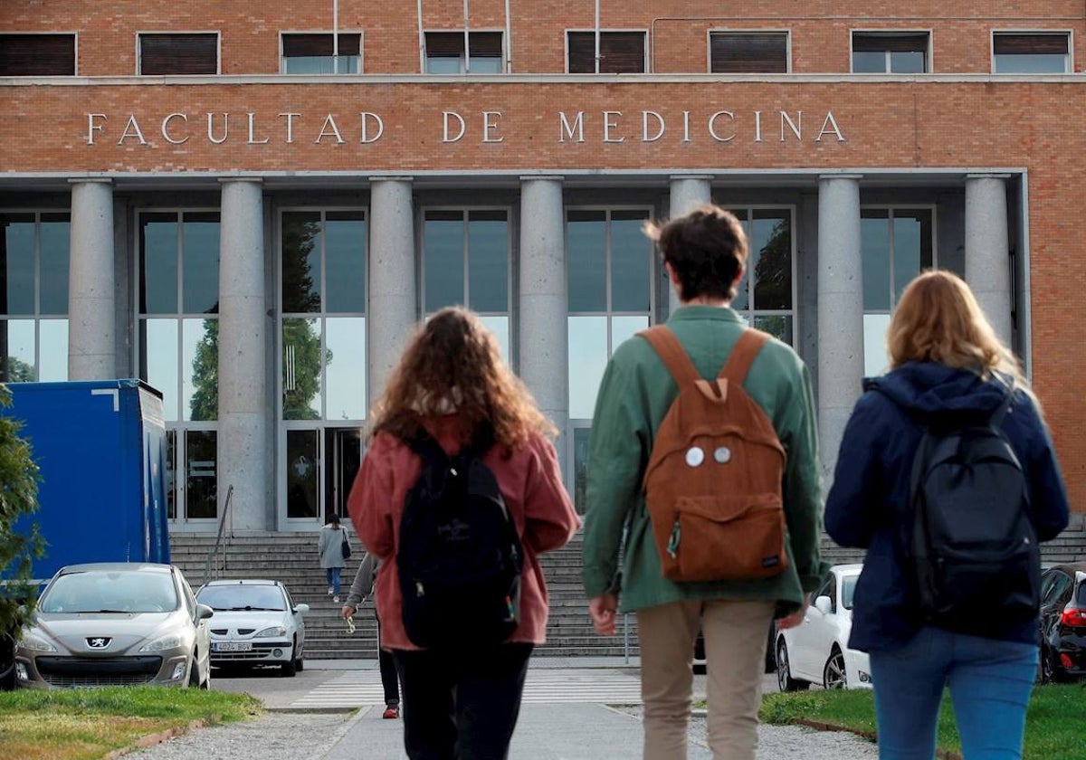 Un par de universitarios entran a la facultad de medicina de la Universidad Complutensey7