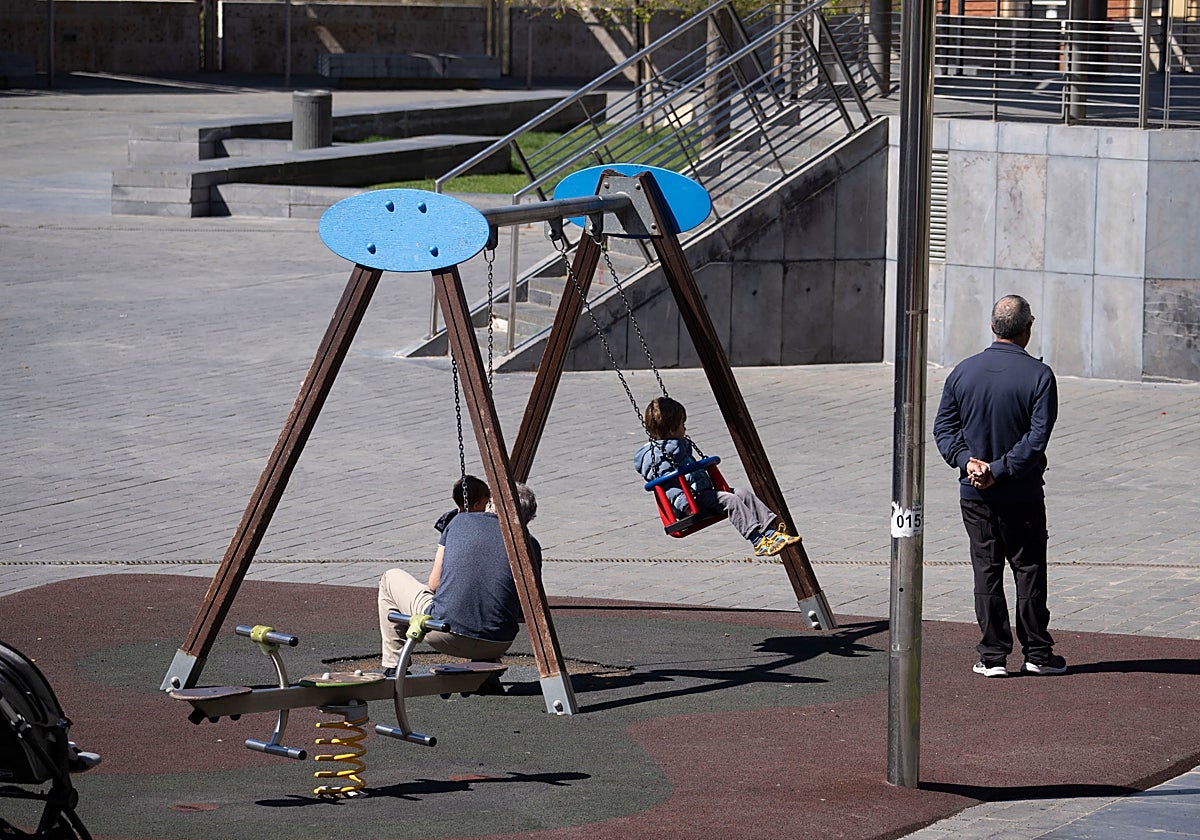 Un par de niños juegan en un parque infantil este miércoles en Teruel. El dato de nacimientos en enero y febrero en Aragón sube un 2,27% respecto a 2024.