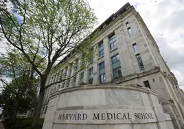La esposa del exdirector de la morgue de Harvard confiesa que robaba y traficaba con restos humanos