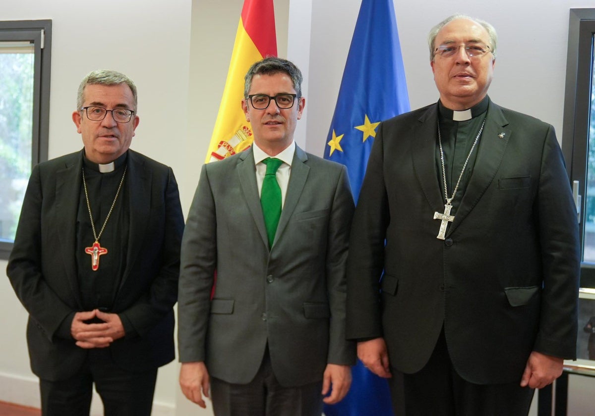 El presidente del Episcopado, Luis Argüello; el ministro de Presidencia, Félix Bolaños; y el secretario general de la CEE, César García Magán