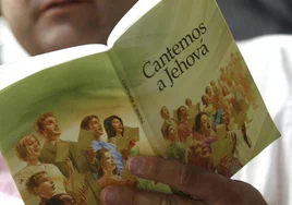 Un libro sobre Jehová en un bautismo