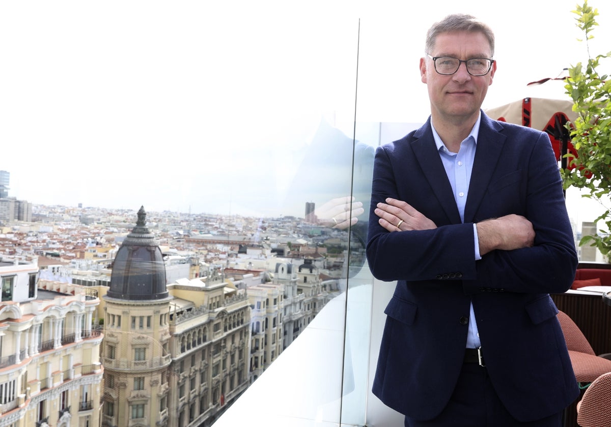 Magnus MacFarlane-Barrow, en la azotea del Hotel Montera de Madrid donde charla con ABC