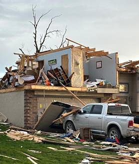 Imagen secundaria 2 - Alerta en Estados Unidos: decenas de tornados azotan el centro del país y arrasan varios domicilios en Nebraska
