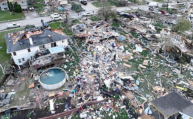 Imagen principal - Alerta en Estados Unidos: decenas de tornados azotan el centro del país y arrasan varios domicilios en Nebraska