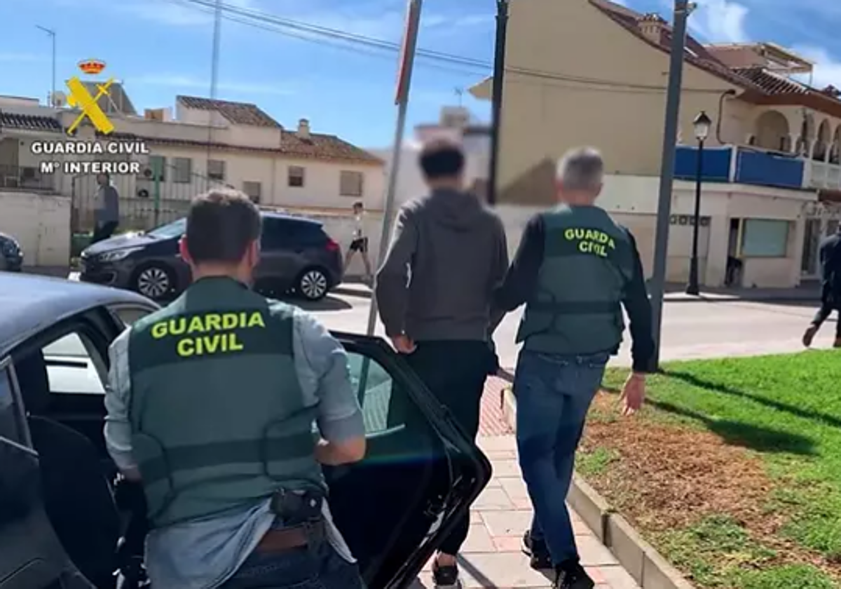 La Guardia Civil deteniendo a los estafadores