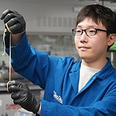 Crean un 'plástico vivo' con esporas bacterianas que se autodestruye en el suelo