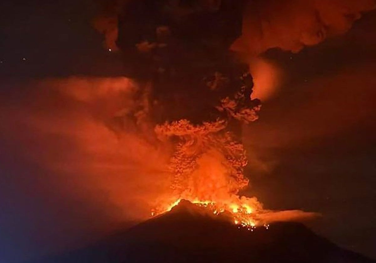 Fotografía facilitada por la Junta Nacional Indonesia de Gestión de Desastres (BNPB) que muestra el volcán Ruang expulsando material volcánico