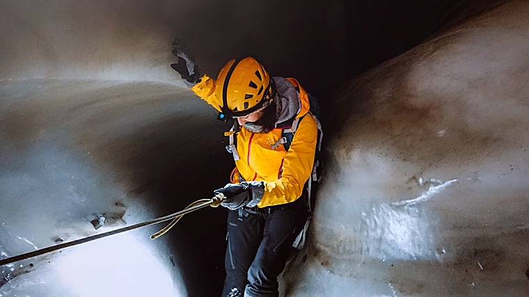 Un guía en una gruta de hielo de Svalbard Wildlife Expeditions