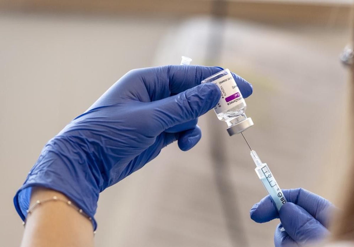 Una sanitaria prepara una dosis de la vacuna de AstraZeneca contra el Covid-19