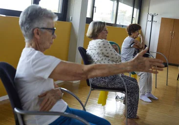 Varias mujeres hacen ejercicio en un centro para mayores