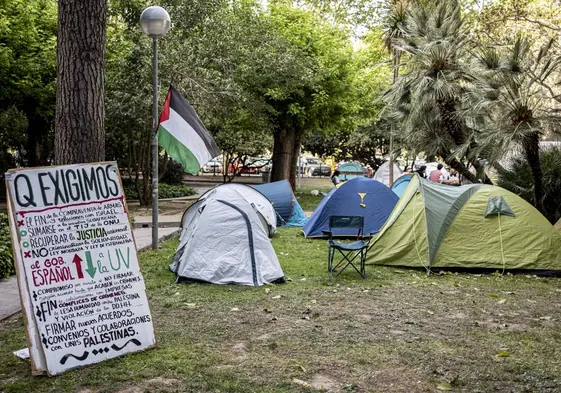 La acampada en Valencia anticipa una 'primavera caliente' en los campus españoles