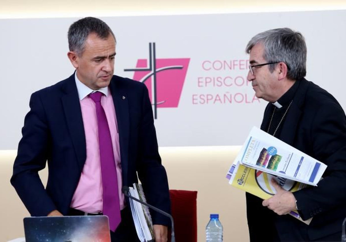 El vicesecretario para Asuntos Económicos de la Conferencia Episcopal, Giménez Barriocanal, junto al actual presidente, Luis Argüello, en una imagen de archivo