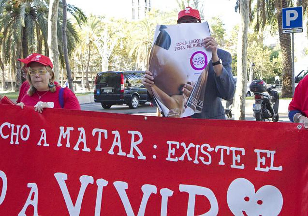 Protesta de  un grupo provida ante una clínica abortista