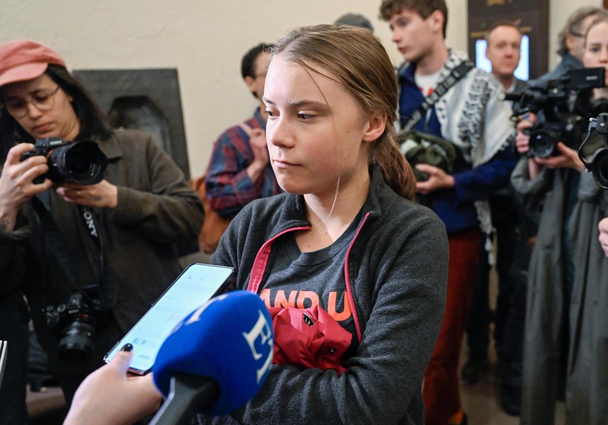 La activista medioambiental Greta Thunberg habla en la mañana del miércoles con los periodistas a la entrada del tribunal de distrito de Estocolmo, encargado del caso del bloqueo del Parlamento