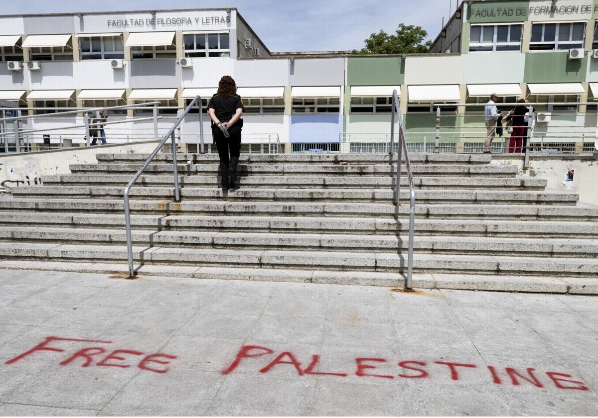Graffiti at the Faculty of Philosophy and Letters in favor of Palestine and against Israel