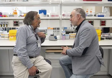 Juan Carlos Manzanero (izquierda) charla con Arcadi Navarro