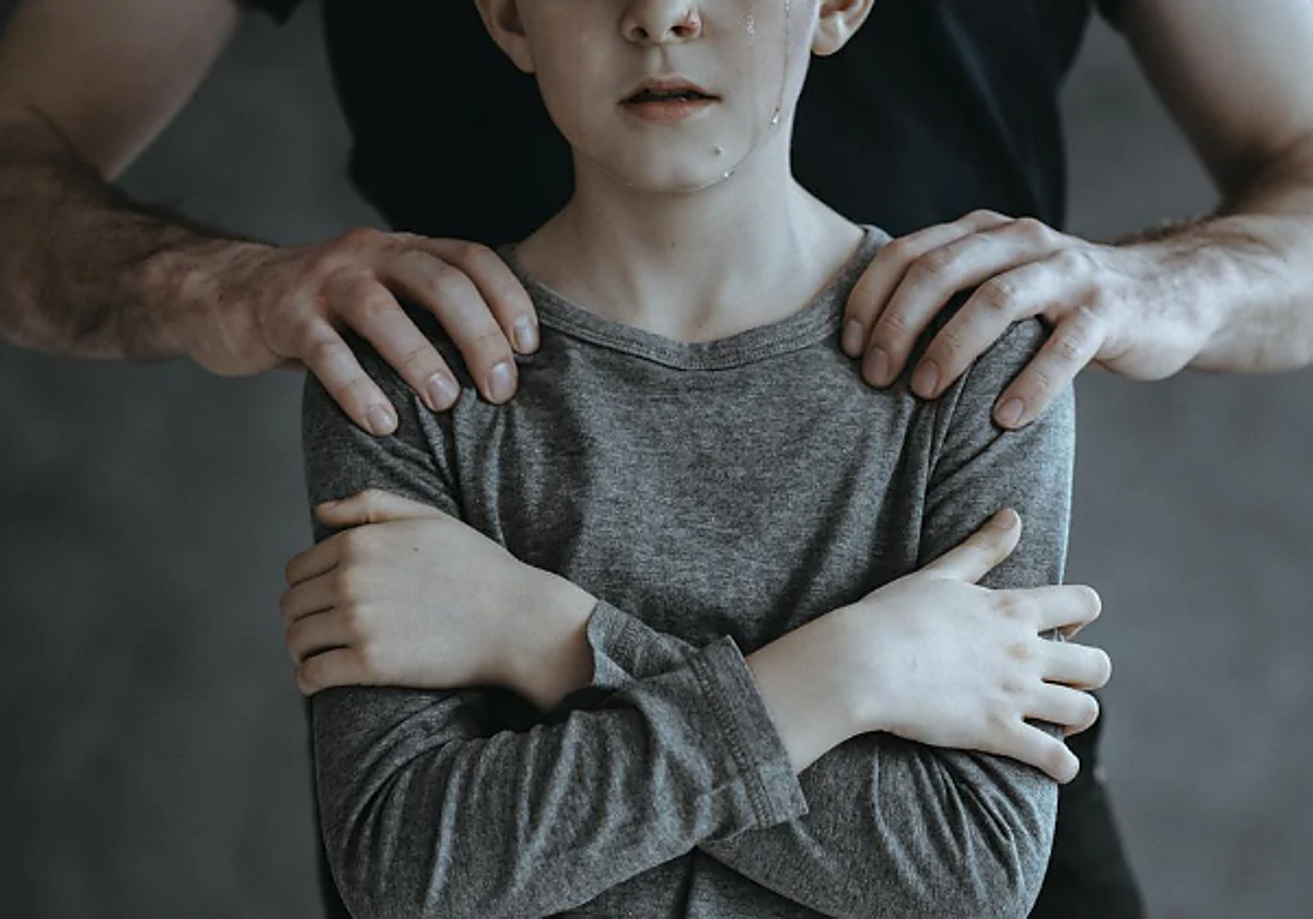 Profesor acusado por presuntamente haber abusado de más de 2000 alumnos