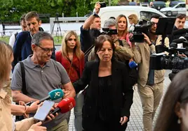 Emilia, una de las hermanas de Manuela Chavero a su llegada a un juicio en la Audiencia Provincial de Badajoz