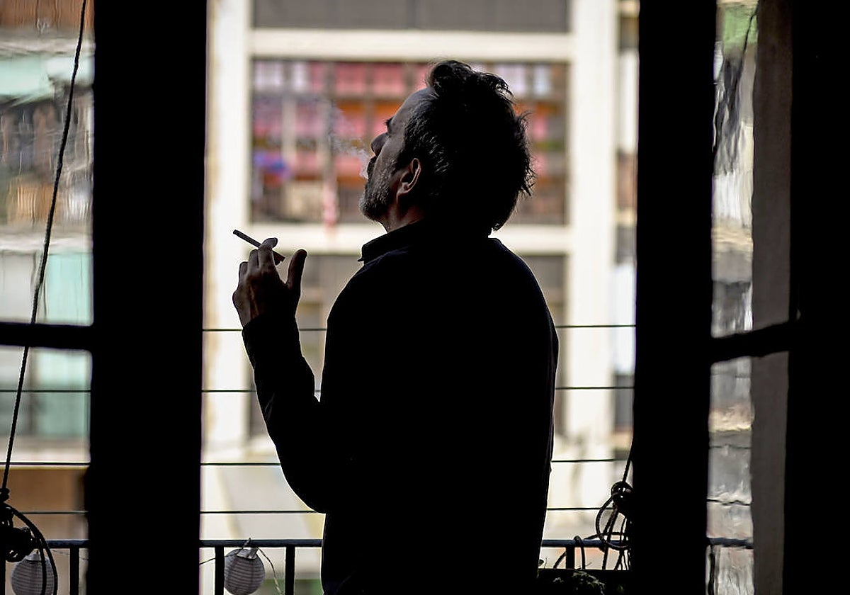 Imagen de un hombre fumando tabaco