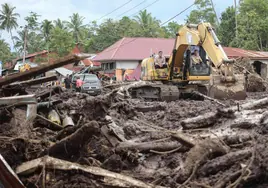 Las inundaciones en Indonesia dejan 50 muertos y 27 desaparecidos