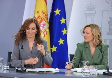 La ministra de Sanidad, Mónica García, y la portavoz del Gobierno, Pilar Alegría, durante la rueda de prensa posterior al Consejo de Ministros