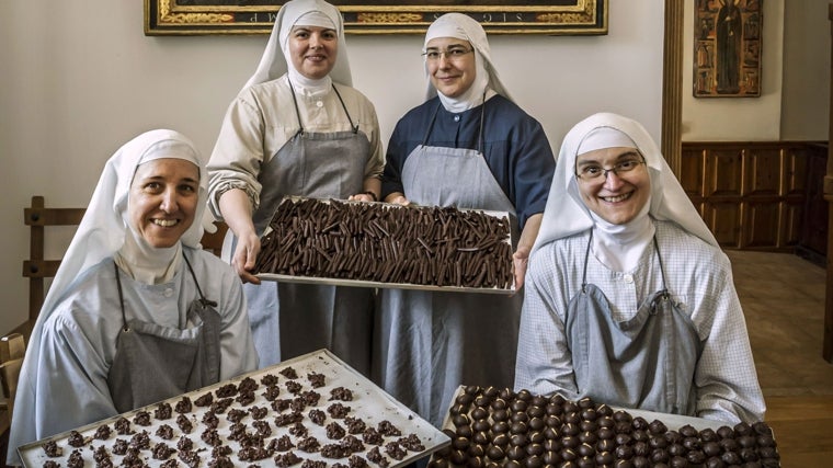 Las clarisas de Belorado con algunos de los dulces que elaboran