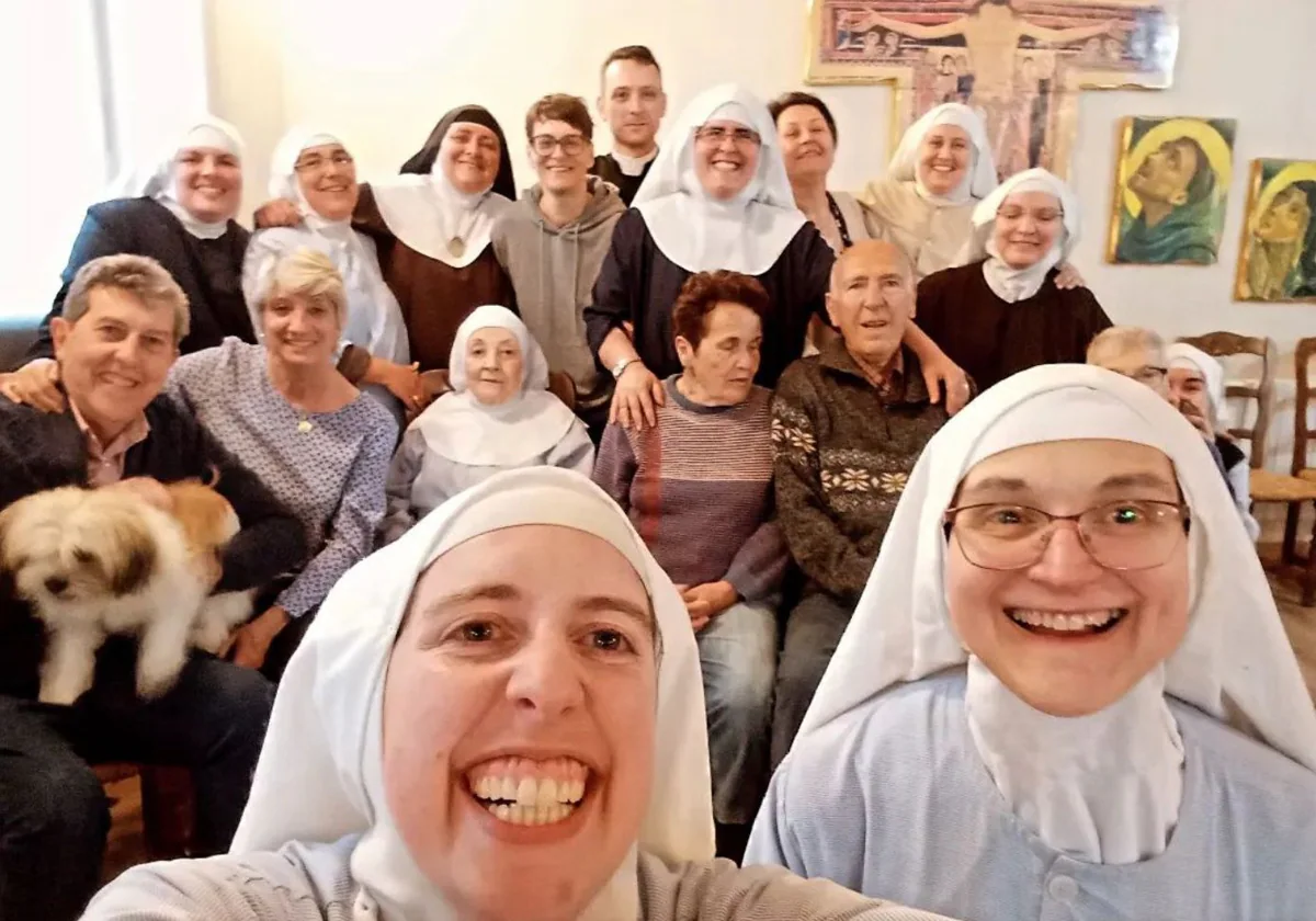 La foto que la comunidad de Belorado ha subido a redes sociales este miércoles en la que aparecen sólo 10 de ellas, junto a familiares y el cura barman