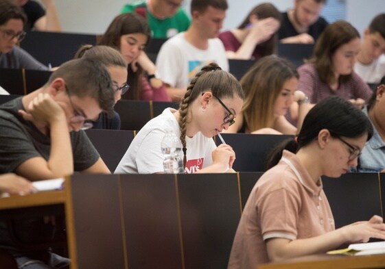 Alumnos realizan las pruebas de Selectividad en la Universidad Pompeu Fabra de Barcelona