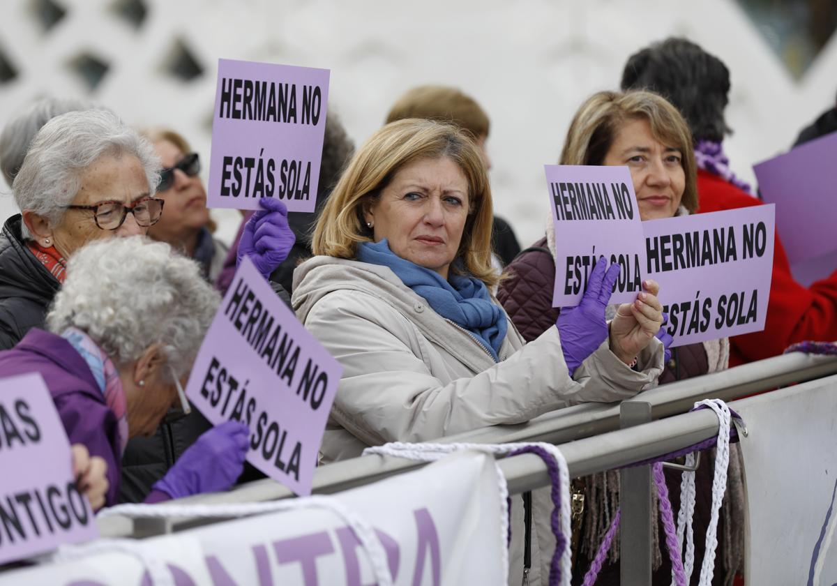 Un grupo de mujeres apoya a la víctima de 'La Manada' de Pozoblanco