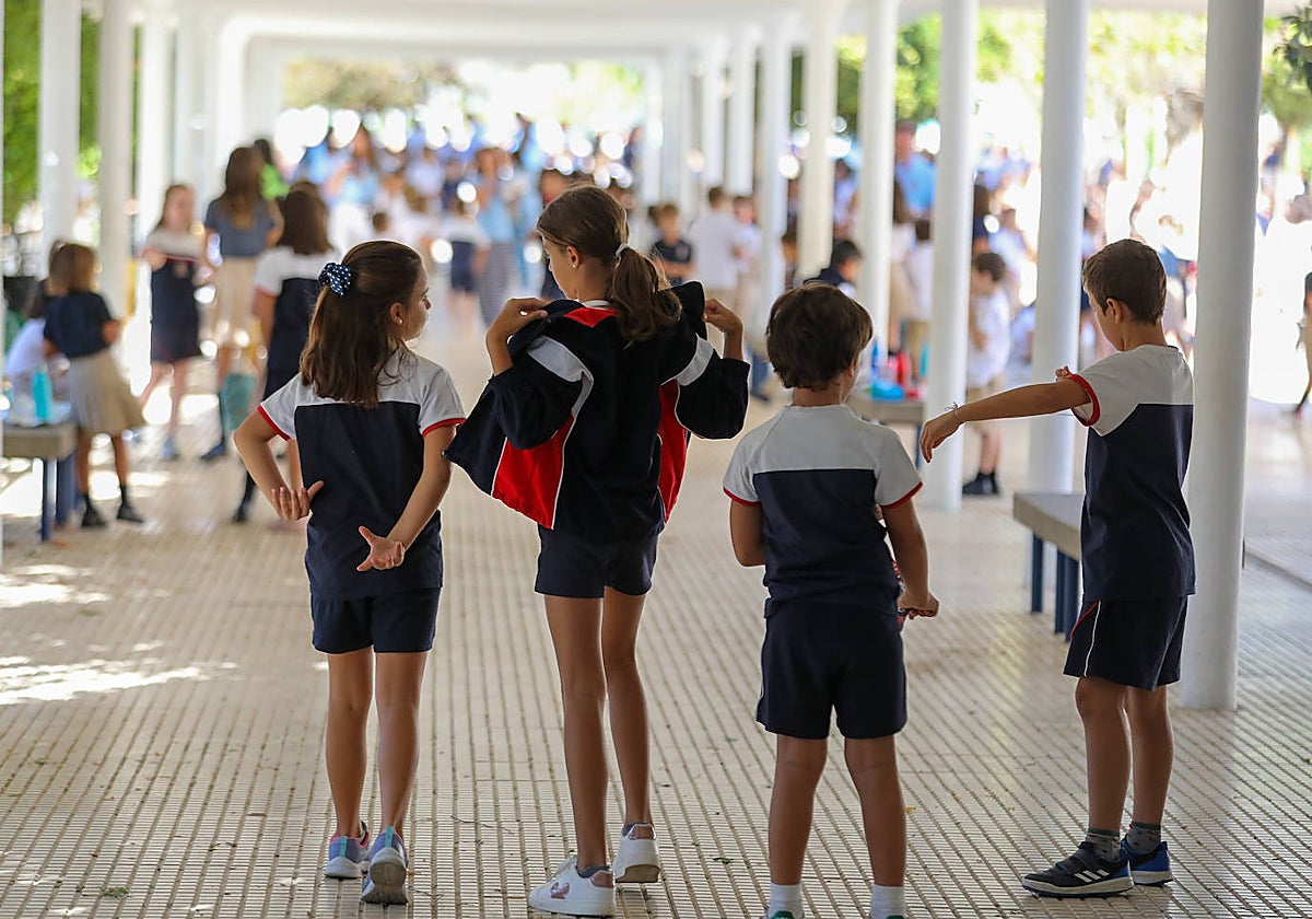 Imagen de niños en el patio del colegio